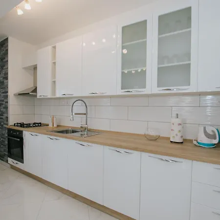 Geraeumiges Mit Pool Fuer 9 Personen Holiday home Vrsine