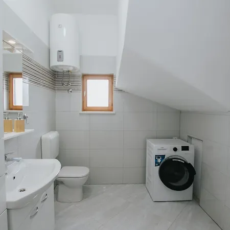 Holiday home Geraeumiges Mit Pool Fuer 9 Personen Vrsine