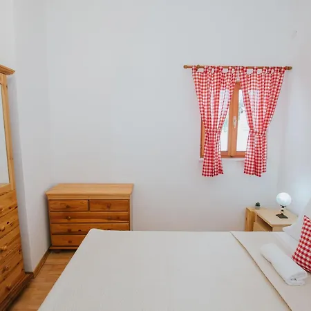 Geraeumiges Mit Pool Fuer 9 Personen * Vrsine