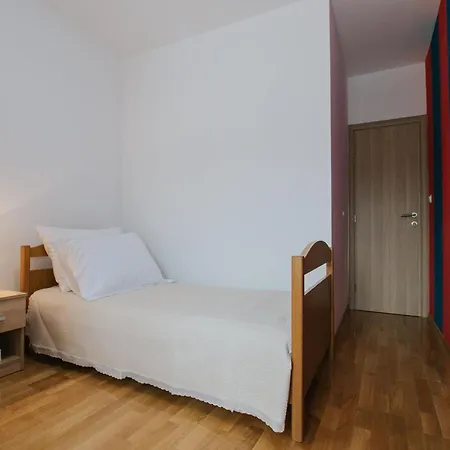 Holiday home Geraeumiges Mit Pool Fuer 9 Personen