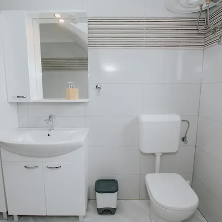 Geraeumiges Mit Pool Fuer 9 Personen Holiday home Vrsine