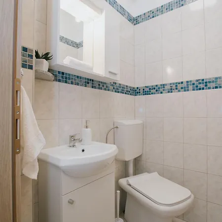 Holiday home Geraeumiges Mit Pool Fuer 9 Personen Vrsine