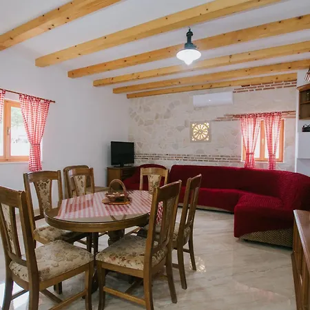Geraeumiges Mit Pool Fuer 9 Personen Holiday home *