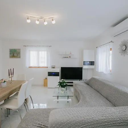 Holiday home Geraeumiges Mit Pool Fuer 9 Personen *