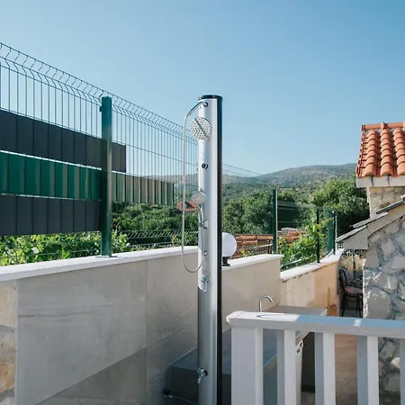 Geraeumiges Mit Pool Fuer 9 Personen Holiday home Vrsine
