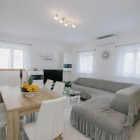 Holiday home Geraeumiges Mit Pool Fuer 9 Personen Vrsine