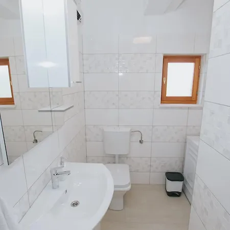 Geraeumiges Mit Pool Fuer 9 Personen * Vrsine