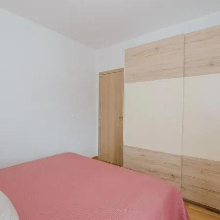 Geraeumiges Mit Pool Fuer 9 Personen Holiday home *