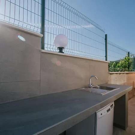 Holiday home Geraeumiges Mit Pool Fuer 9 Personen Vrsine