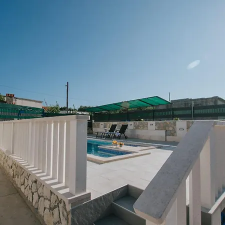 Geraeumiges Mit Pool Fuer 9 Personen *