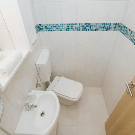 Geraeumiges Mit Pool Fuer 9 Personen Vrsine