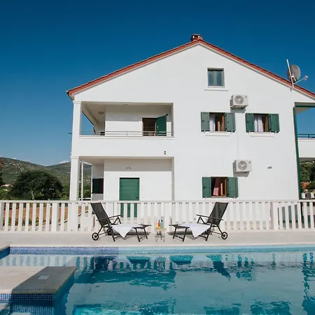 Holiday home Geraeumiges Mit Pool Fuer 9 Personen Vrsine