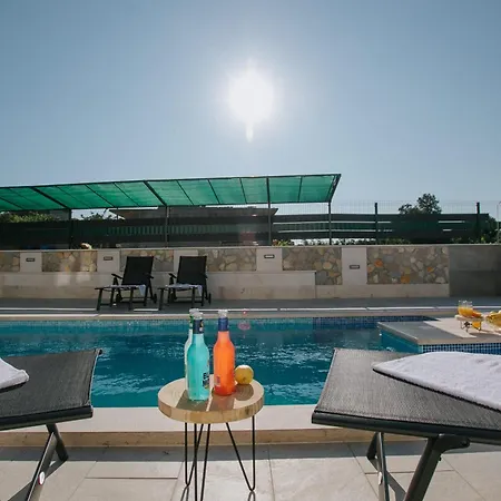 Geraeumiges Mit Pool Fuer 9 Personen * Vrsine